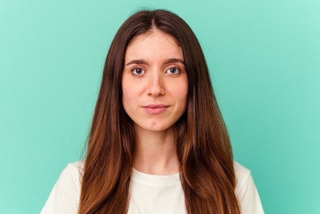 Jovem mulher caucasiana isolada em fundo azul