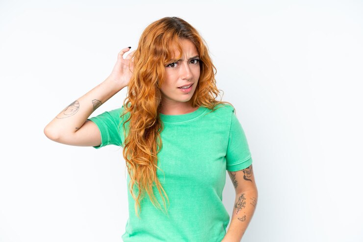 Foto jovem mulher caucasiana isolada em fundo branco com dúvidas