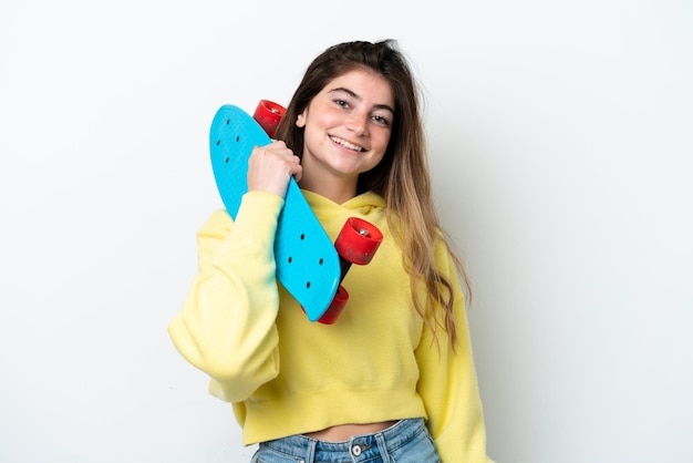 Jovem mulher caucasiana isolada em fundo branco com um skate