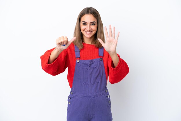 Foto jovem mulher caucasiana isolada em fundo branco contando seis com os dedos