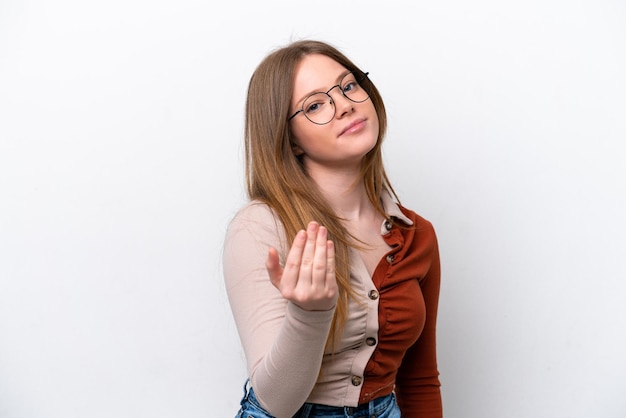 Foto jovem mulher caucasiana isolada em fundo branco convidando para vir com a mão feliz por você ter vindo