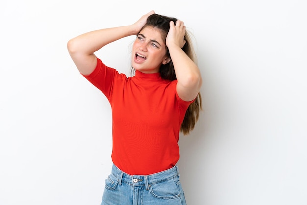 Jovem mulher caucasiana isolada em fundo branco estressada sobrecarregada