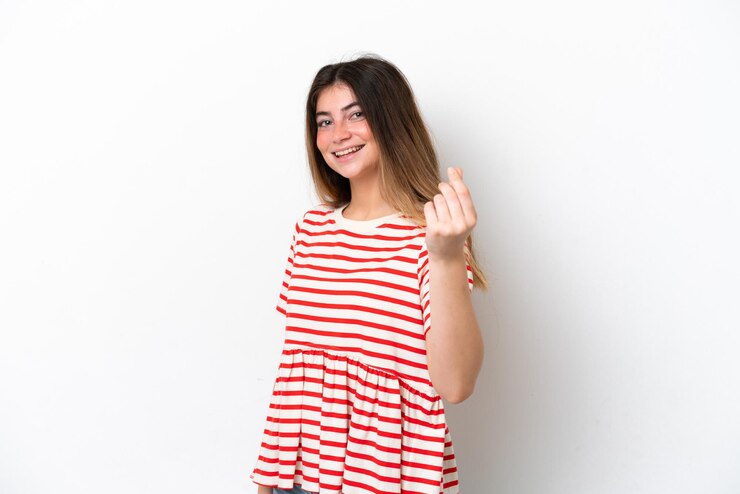 Foto jovem mulher caucasiana isolada em fundo branco fazendo gesto de dinheiro