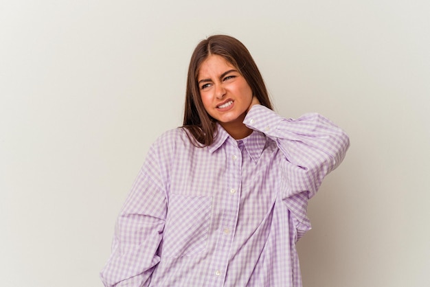 Foto jovem mulher caucasiana isolada em fundo branco surpreendeu apontando com o dedo sorrindo amplamente