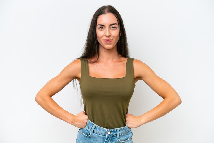 Foto jovem mulher caucasiana isolada em fundo branco zangada