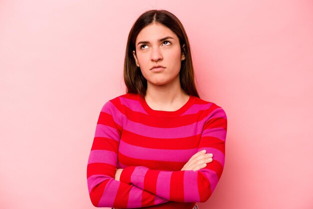 Jovem mulher caucasiana isolada em fundo rosa cansada de uma tarefa repetitiva