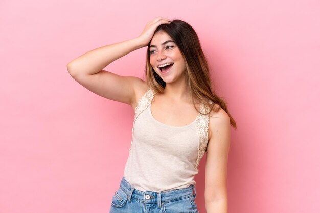 Jovem mulher caucasiana isolada em fundo rosa sorrindo muito