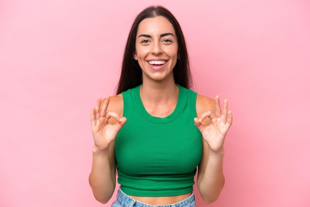 Jovem mulher caucasiana isolada em fundo rosa