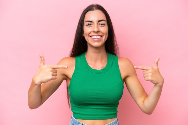 Jovem mulher caucasiana isolada em fundo rosa