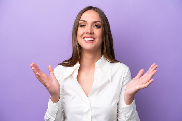 Jovem mulher caucasiana isolada em fundo roxo sorrindo muito