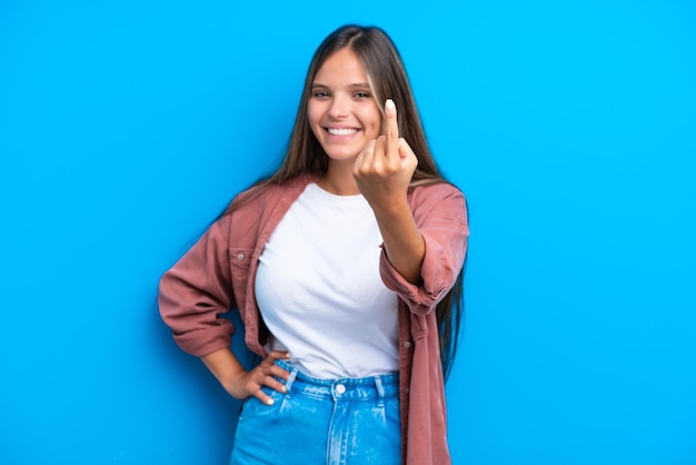 Foto jovem mulher caucasiana isolada em um fundo azul fazendo gesto de aproximação