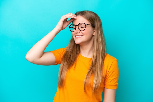 Jovem mulher caucasiana isolada em um fundo azul percebeu algo e pretende a solução