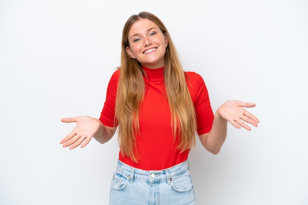 Jovem mulher caucasiana isolada em um fundo branco feliz e sorridente