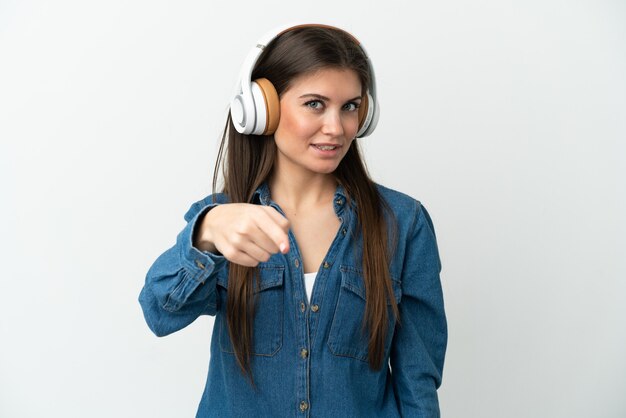 Jovem mulher caucasiana isolada em um fundo branco ouvindo música