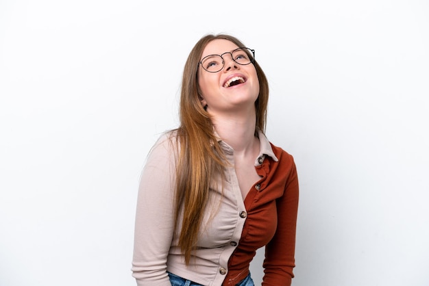 Jovem mulher caucasiana isolada em um fundo branco rindo