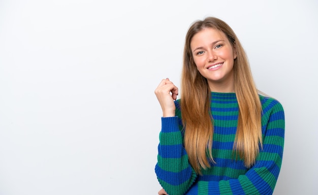 Jovem mulher caucasiana isolada em um fundo branco rindo