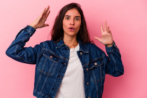 Jovem mulher caucasiana isolada em um fundo rosa, comemorando uma vitória ou sucesso, ele fica surpreso e chocado.