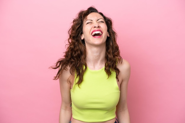 Jovem mulher caucasiana isolada em um fundo rosa rindo