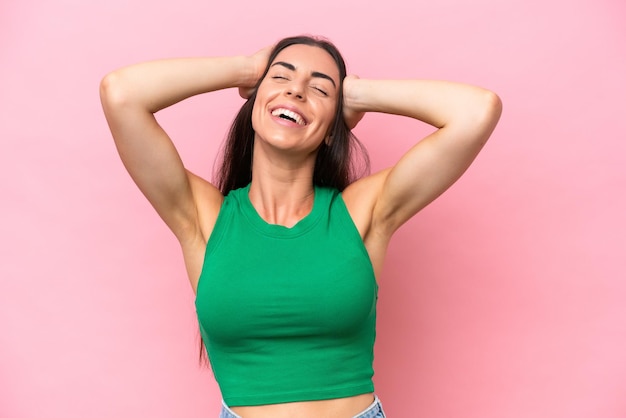 Jovem mulher caucasiana isolada em um fundo rosa rindo