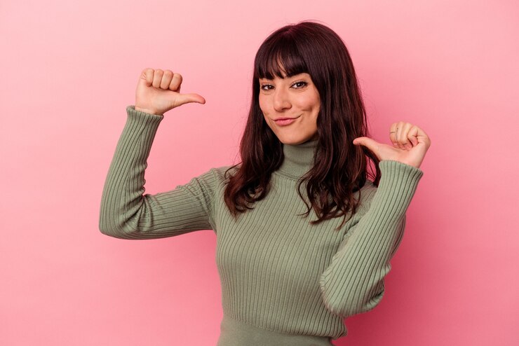 Foto jovem mulher caucasiana isolada em um fundo rosa se sente orgulhosa e autoconfiante, exemplo a seguir.