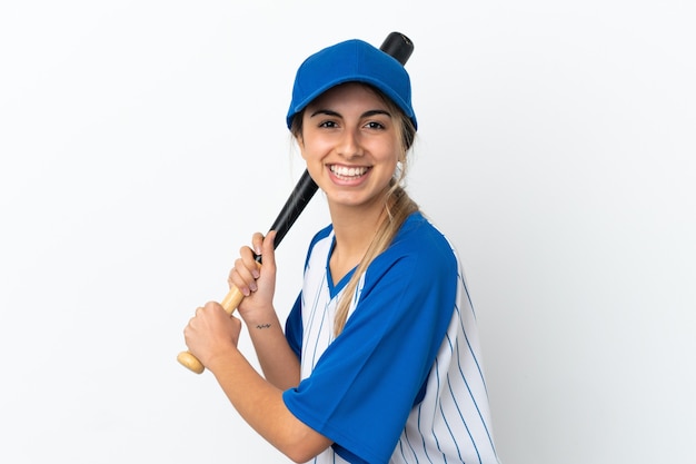 Foto jovem mulher caucasiana isolada em uma parede branca jogando beisebol