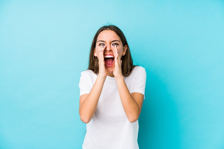 Foto jovem mulher caucasiana isolada gritando animado para a frente.
