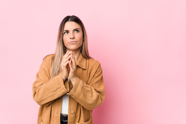 Jovem mulher caucasiana isolada inventando o plano em mente, estabelecendo uma ideia.