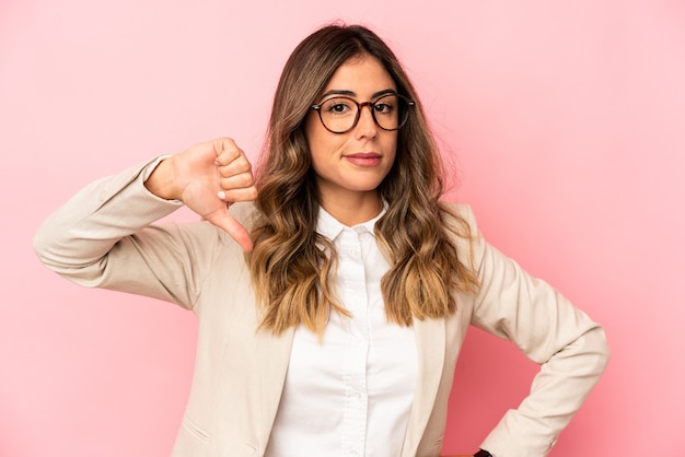 Foto jovem mulher caucasiana isolada mostrando o polegar para baixo, conceito de decepção.