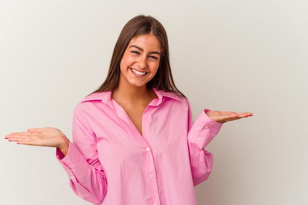 Jovem mulher caucasiana, isolada na parede branca, mostrando uma expressão de boas-vindas.