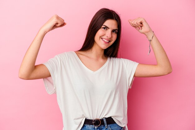 Jovem mulher caucasiana isolada na parede rosa torcendo despreocupada e animada. Conceito de vitória.