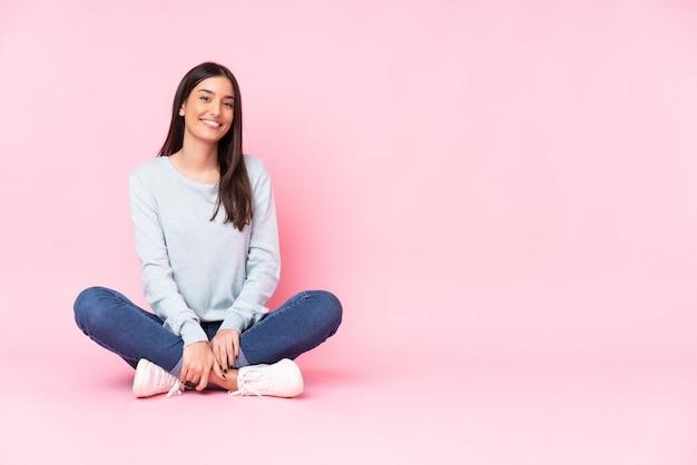 Jovem mulher caucasiana isolada na risada rosa