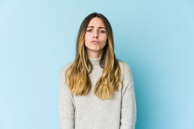 Foto jovem mulher caucasiana isolada no espaço azul rosto triste, sério, sentindo-se miserável e descontente.