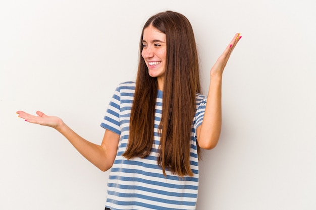 Jovem mulher caucasiana isolada no fundo branco alegre rindo muito. Conceito de felicidade.