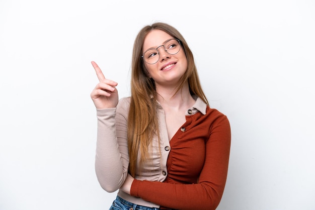 Jovem mulher caucasiana isolada no fundo branco apontando para uma ótima ideia