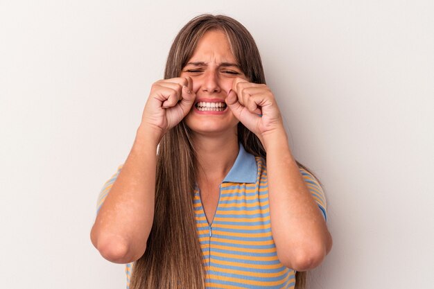 Foto jovem mulher caucasiana, isolada no fundo branco, chorando e chorando desconsoladamente.