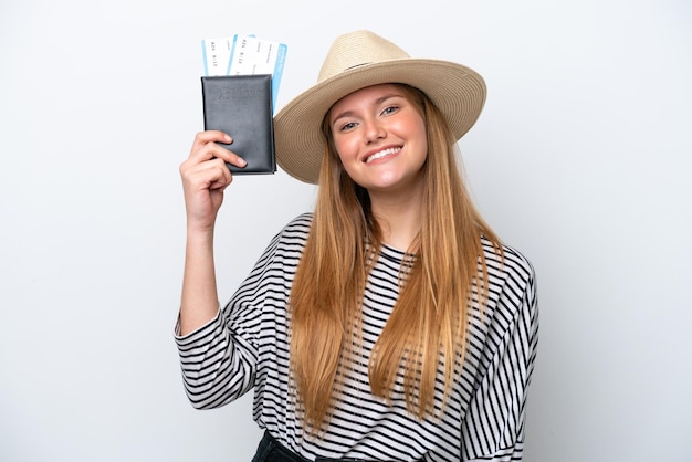 Jovem mulher caucasiana isolada no fundo branco feliz de férias com passaporte e passagens aéreas