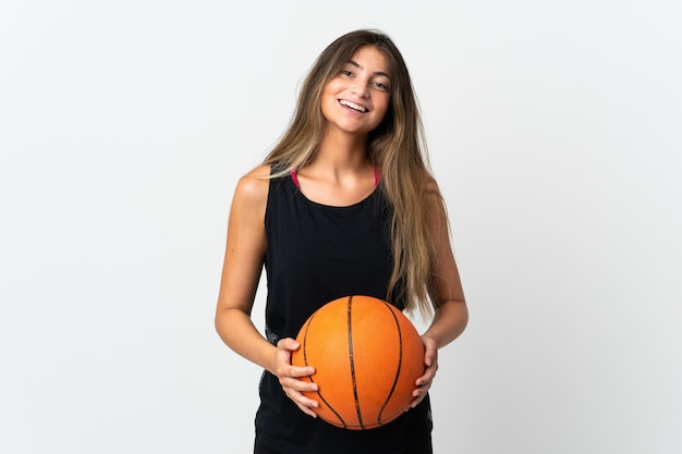 Jovem mulher caucasiana isolada no fundo branco jogando basquete