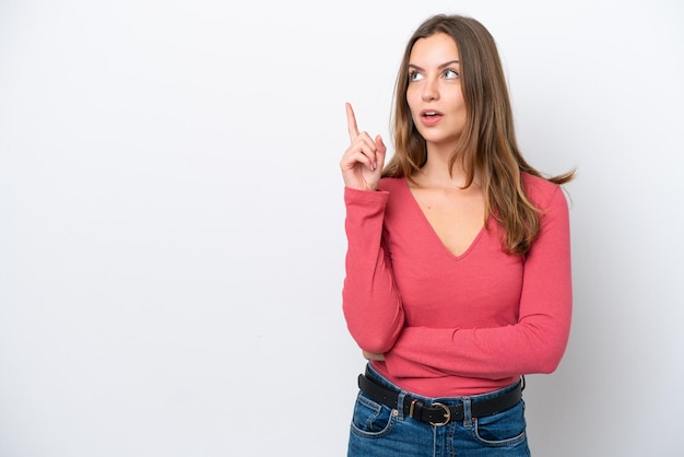 Foto jovem mulher caucasiana isolada no fundo branco pensando uma ideia apontando o dedo para cima