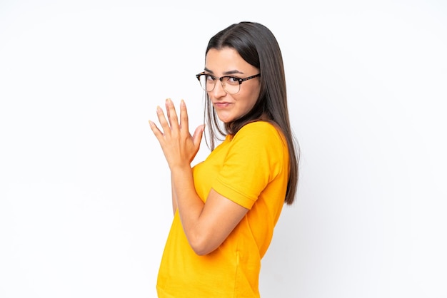 Jovem mulher caucasiana isolada no fundo branco planejando algo