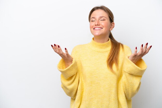 Jovem mulher caucasiana isolada no fundo branco sorrindo muito