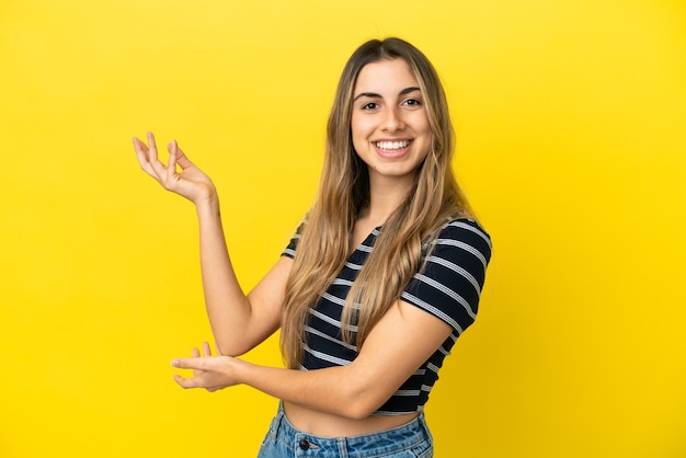 Jovem mulher caucasiana isolada