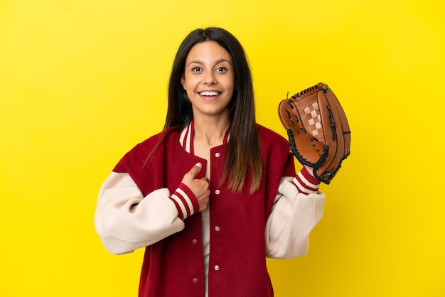 Jovem mulher caucasiana jogando beisebol isolado em um fundo amarelo com expressão facial surpresa