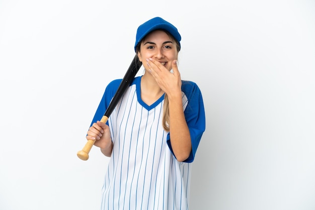 Jovem mulher caucasiana jogando beisebol isolado no fundo branco feliz e sorridente cobrindo a boca com a mão