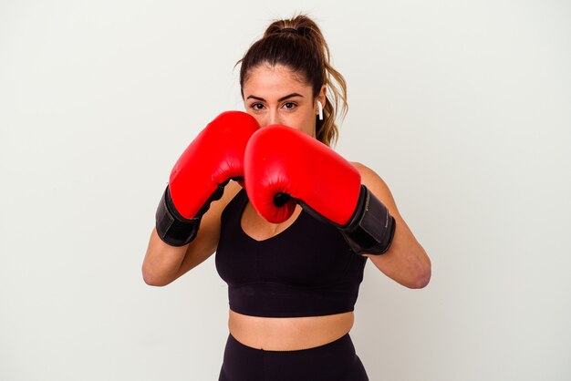 Jovem mulher caucasiana lutando com luvas de boxe isoladas no fundo branco