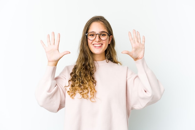 Jovem mulher caucasiana, mostrando o número dez com as mãos.