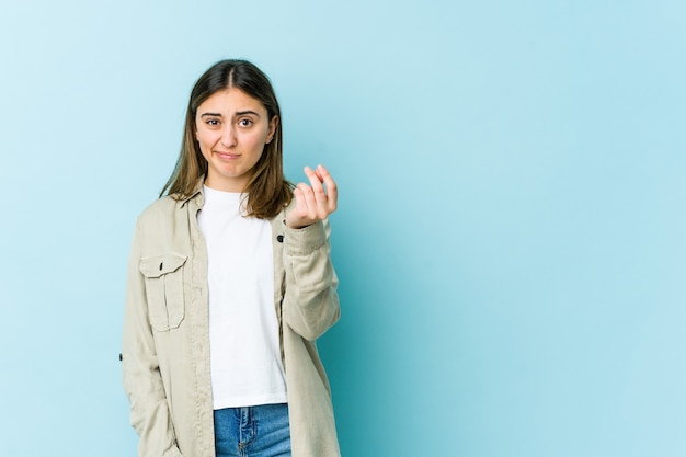 Jovem mulher caucasiana, mostrando que não tem dinheiro.