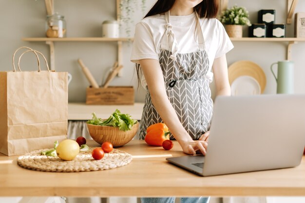 Jovem mulher caucasiana na cozinha moderna