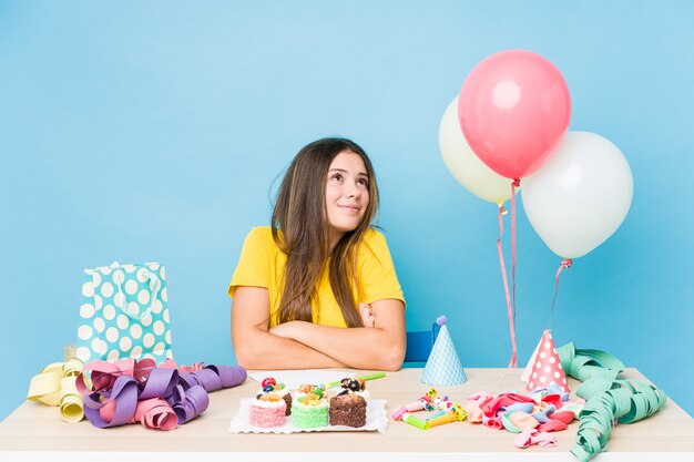 Jovem mulher caucasiana organizando um aniversário e sonhando em alcançar objetivos e propósitos