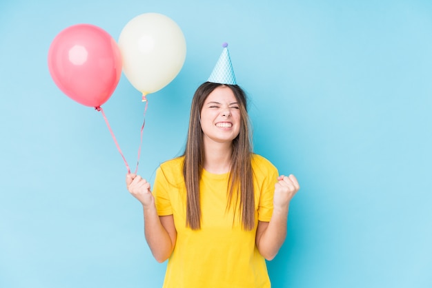 Jovem mulher caucasiana, organizando um aniversário isolado