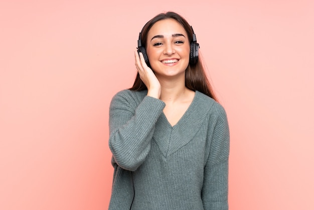 Jovem mulher caucasiana ouvindo música